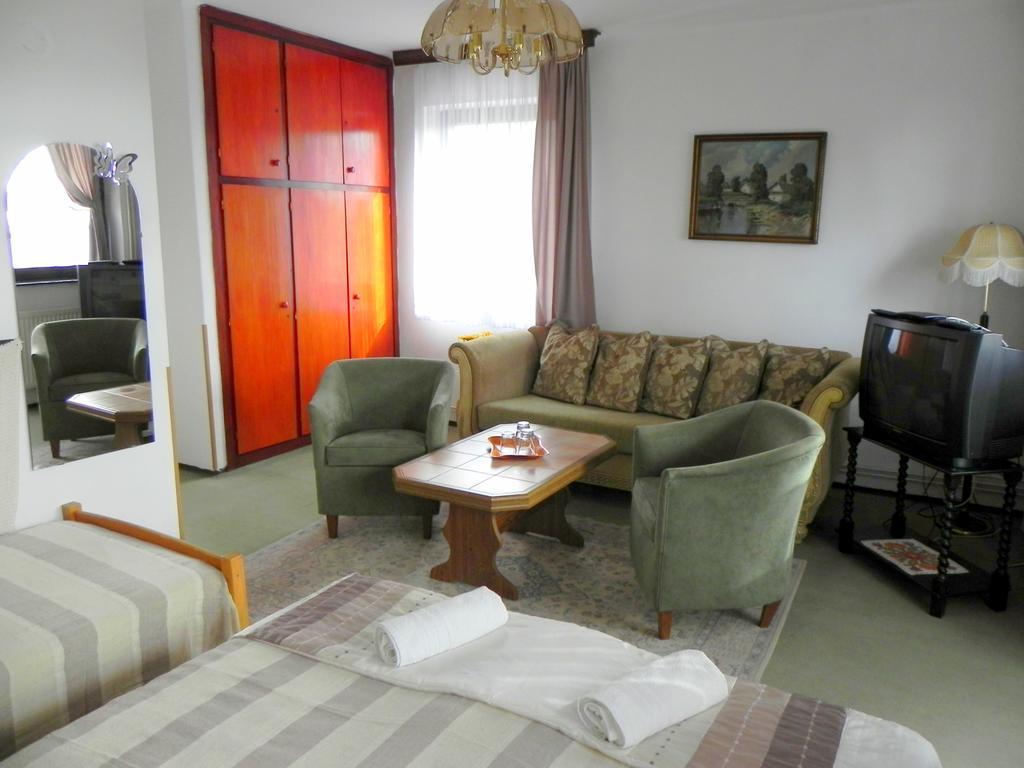 Monika Panzio Hotel Tata Buitenkant foto