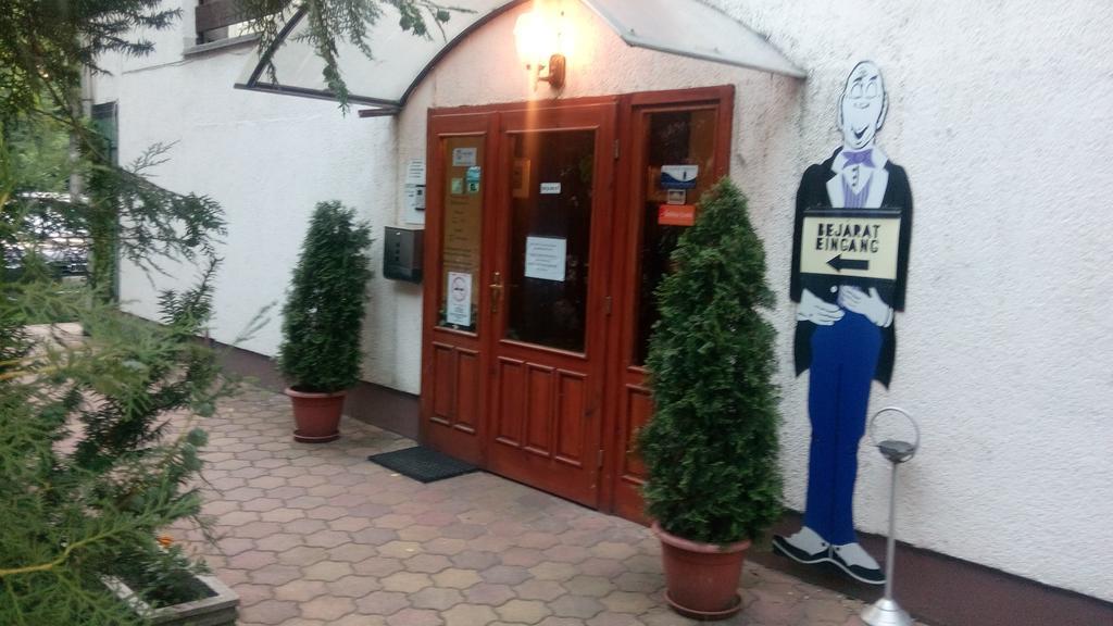 Monika Panzio Hotel Tata Buitenkant foto